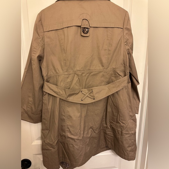 Women's Classic Tan Trench Coat - Picture 3 of 5